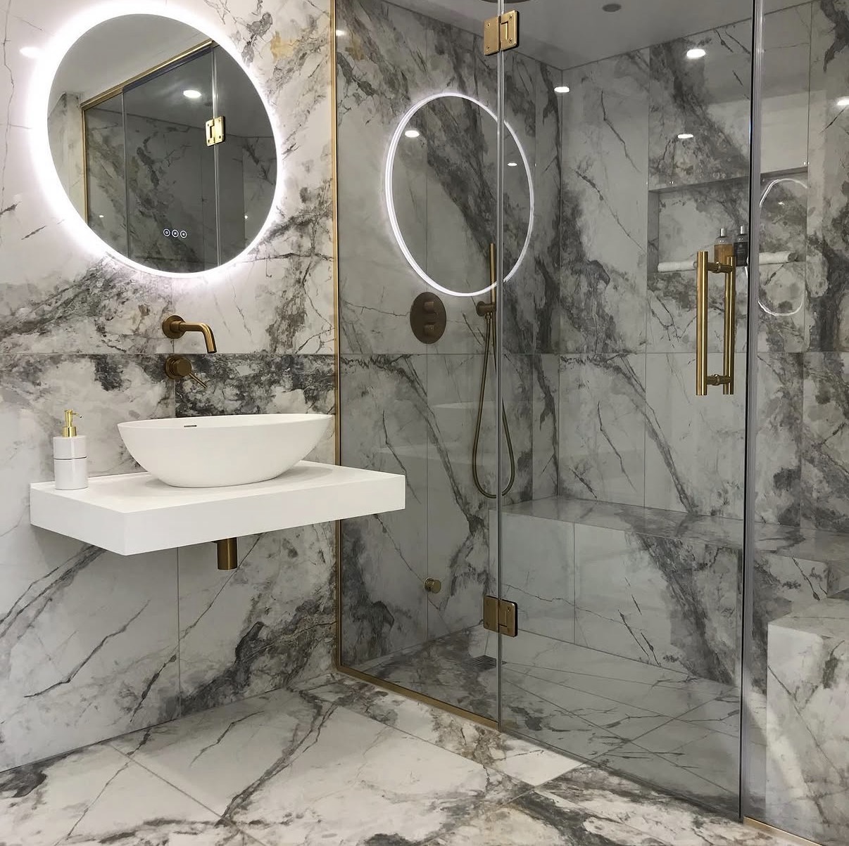 Invisible-grain marble suite